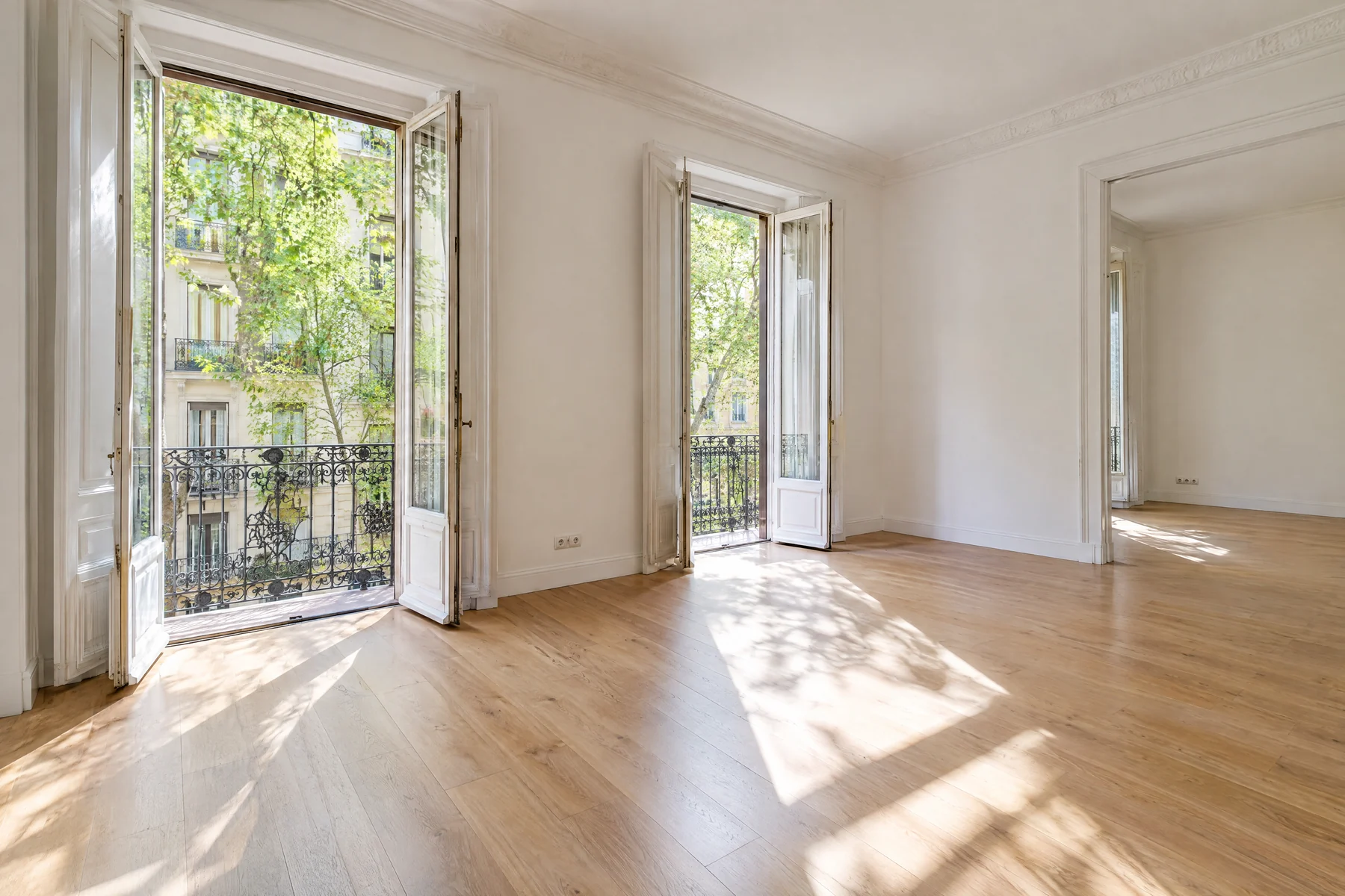 Salón luminoso de un piso en venta en Madrid